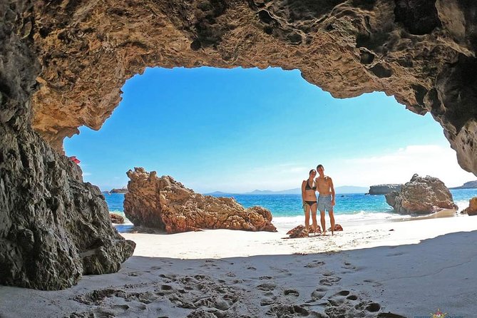 Catamaran Islas Marietas - Snorkel & Open Bar - English service and onboard entertainment
