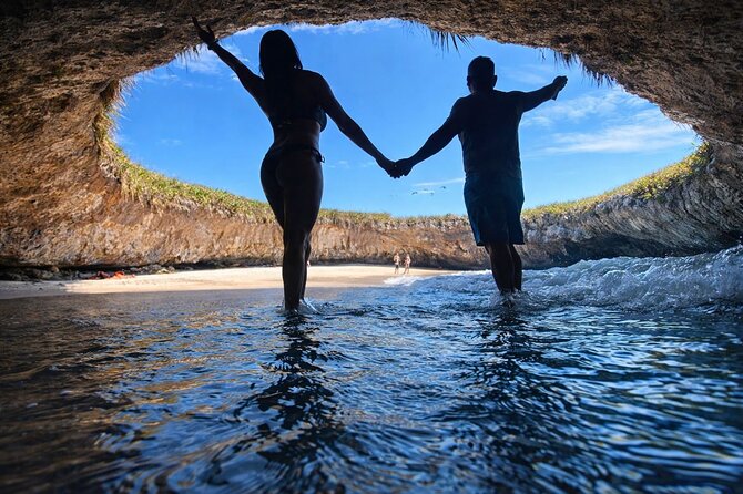 Guaranteed Hidden Beach • Private : up to 4 pers. • Punta Mita - Swimming through the tunnel to Hidden Beach