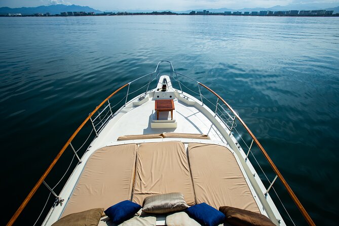 Hatteras 58-61' Luxury Yacht in Puerto Vallarta & Nuevo Nayarit - Whale watching and wildlife on the route