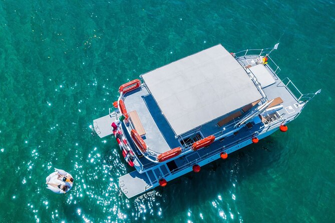 Private Yacht Charter ChicaFUN 5 Waterslides All Inclusive - What the four-hour cruise can include