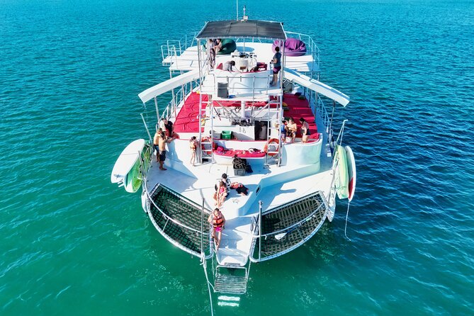 Private Yacht Charter on ChicaFun 1 Waterslides all inclusive - Key points to know before you book