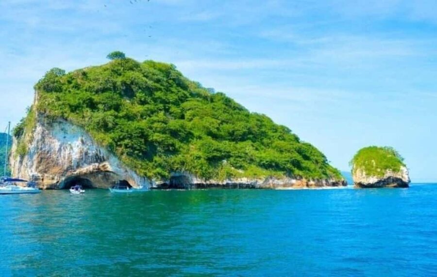 Puerto Vallarta: Beach, Breakfast, Lunch & Open Bar - Breakfast begins the boat ride